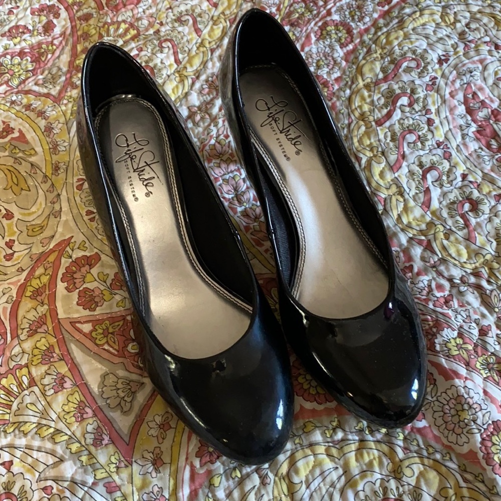 Life Stride Parigi black patent pumps